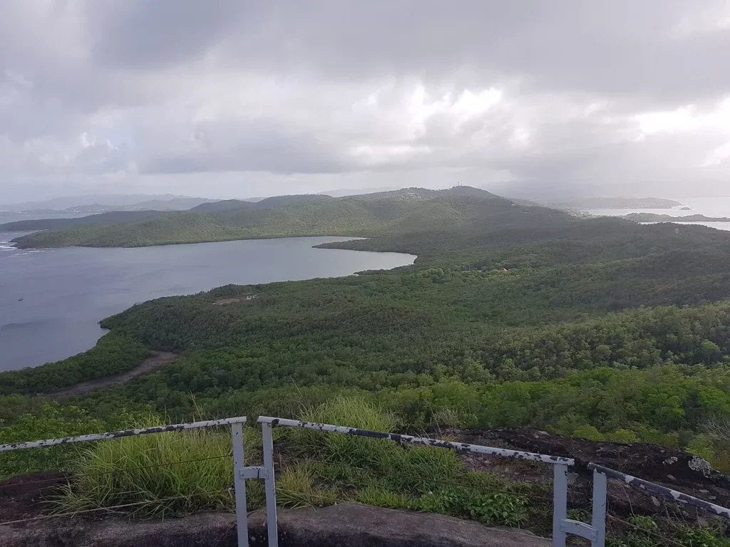 Vue du phare de la Presqu'île de la Caravelle