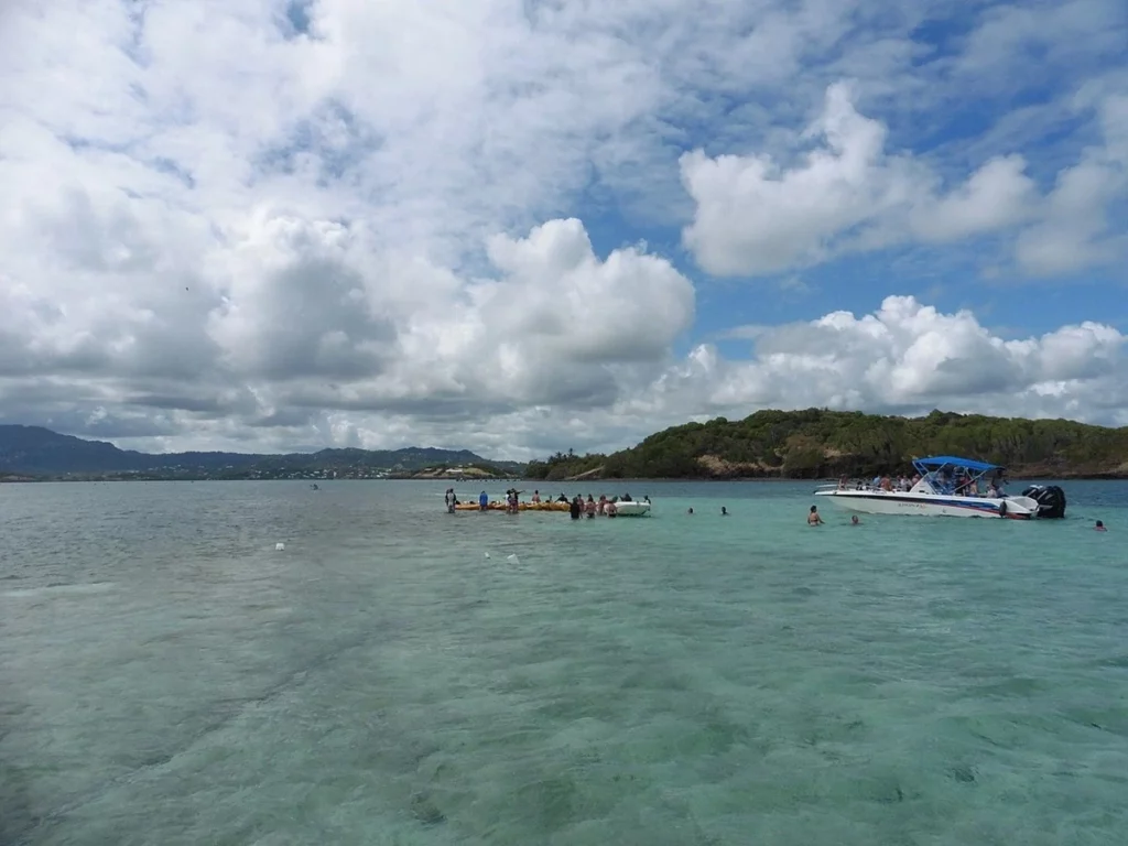 des touristes dans l'eau de la Baignoire de Joséphine