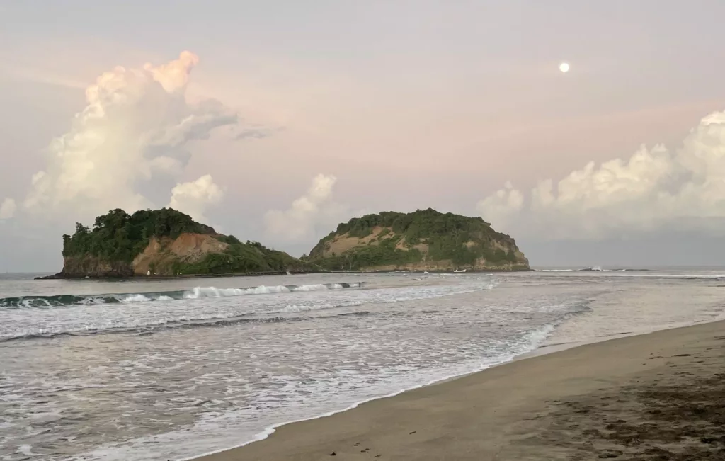 Vue sur l'îlet du Tombolo au coucher du soleil, juste avant la pleine lune