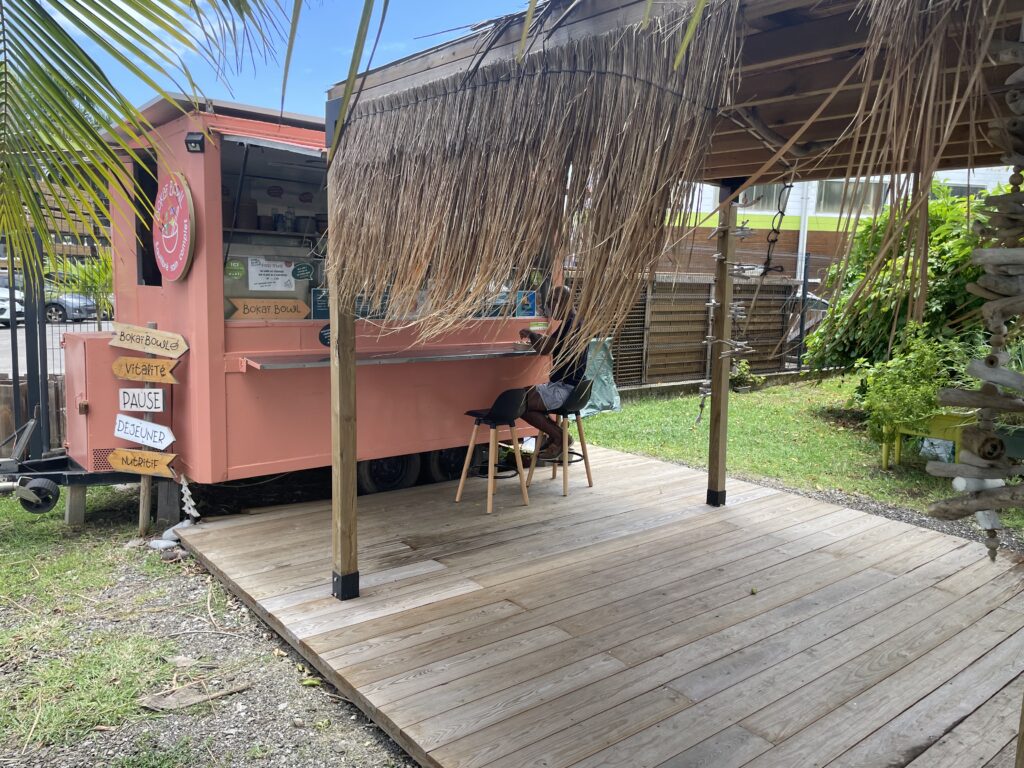 Restaurant Bokai Bowl : Food truck applé aussi snack local au Robert en Martinique. C'est un super spot pour déjeuner au Robert.