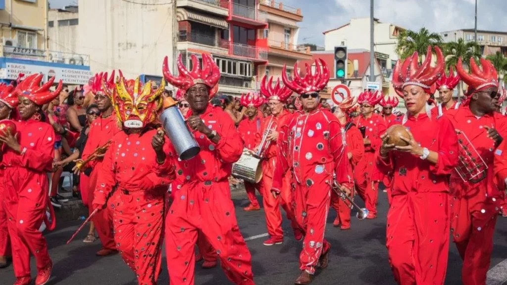 Groupe costumé en rouge lors du mardi gras du Carnaval de Martinique